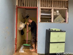 Banjir 2 Meter di Pejaten Timur Surut, Warga Bersihkan Lumpur-Jemur Perabotan