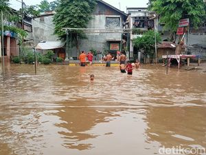 RW 07 Bidara Cina Jatinegara Masih Banjir, Tinggi Air 40 Cm