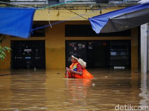 Update Banjir di Jakarta: 68 RT Tergenang, Tinggi Air Sampai 270 Cm
