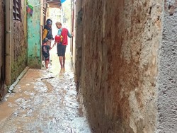 Banjir di Bidara Cina Jaktim Mulai Surut, Warga Bersihkan Sisa Lumpur