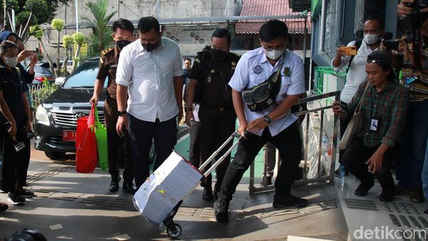 Segini Tebalnya Berkas Perkara Ferdy Sambo Cs yang Diserahkan ke Pengadilan