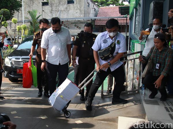 Segini Tebalnya Berkas Perkara Ferdy Sambo Cs yang Diserahkan ke Pengadilan
