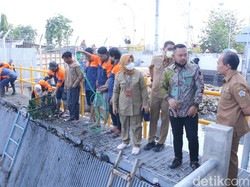 Rumah Pompa Pengendali Banjir di Gresik Dipenuhi Sampah
