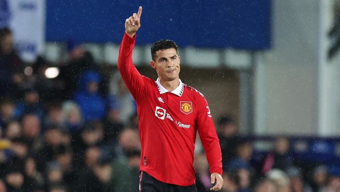 LIVERPOOL, ENGLAND - OCTOBER 09: Cristiano Ronaldo of Manchester United celebrates after scoring their teams second goal during the Premier League match between Everton FC and Manchester United at Goodison Park on October 09, 2022 in Liverpool, England. (Photo by Clive Brunskill/Getty Images)