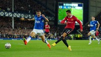 Dan inilah gol yang dicetak Ronaldo di menit ke-44, sekaligus membuat MU berbalik menang 2-1 atas Everton. Foto: PA Images via Getty Images/Peter Byrne - PA Images
