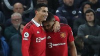 Kalau yang ini Ronaldo bersama Casemiro, yang di Real Madrid dulu juga menjadi rekan setimnya. Casemiro bikin assist untuk gol Ronaldo. Foto: Manchester United via Getty Imag/Tom Purslow