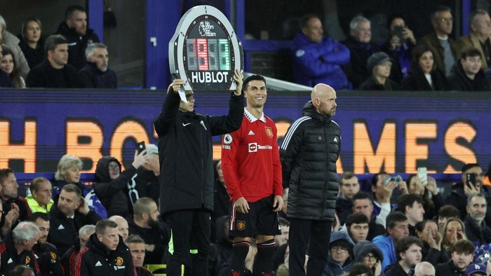 Cristiano Ronaldo Vs Everton LIVERPOOL, ENGLAND - OCTOBER 09: Cristiano Ronaldo of Manchester United looks on before being substituted on during the Premier League match between Everton FC and Manchester United at Goodison Park on October 09, 2022 in Liverpool, England. (Photo by Clive Brunskill/Getty Images)