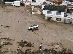 Deretan Mobil yang Jadi Korban Longsor di Venezuela
