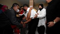 Detik-detik Keluarga Korban Tragedi Kanjuruhan Pingsan Usai Terima Bansos