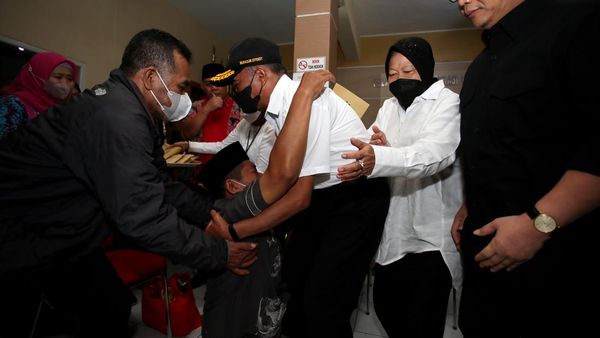 Detik-detik Keluarga Korban Tragedi Kanjuruhan Pingsan Usai Terima Bansos