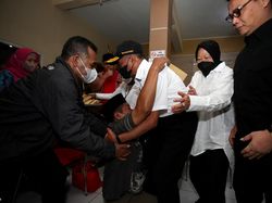 Detik-detik Keluarga Korban Tragedi Kanjuruhan Pingsan Usai Terima Bansos