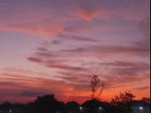 Detik-detik Mentari berpamitan dengan sang rembulan