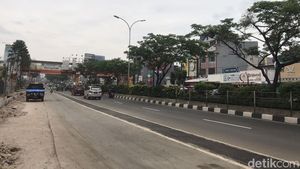 Penampakan Separator di Jalan Margonda Mulai Dibongkar