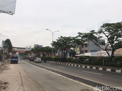 Penampakan Separator di Jalan Margonda Mulai Dibongkar