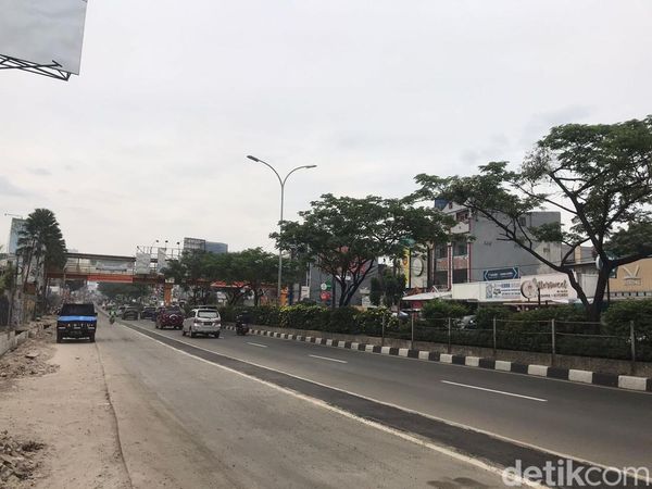 Penampakan Separator di Jalan Margonda Mulai Dibongkar