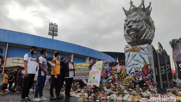 Doa bersama pebulutangkis dan PBSI di Stadion Kanjuruhan