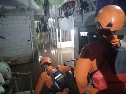 Katulampa Sempat Siaga 1, Tim SAR Siaga-Warga di Bantaran Ciliwung Dievakuasi