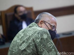 Ekspresi Eks Kadiv Waskita Karya Divonis 4 Tahun di Kasus Korupsi IPDN Ekspresi Eks Kadiv Waskita Karya Divonis 4 Tahun di Kasus Korupsi IPDN