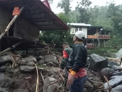Hujan Seharian, 5 Rumah Warga di Enrekang Tertimpa Longsor Tebing 20 Meter