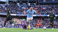 Haaland juga mengetes kiper lawan... Foto: Getty Images/Robbie Jay Barratt - AMA