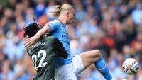 Tak sulit pula Haaland mengunci pergerakan lawan... Foto: Offside via Getty Images/Simon Stacpoole/Offside