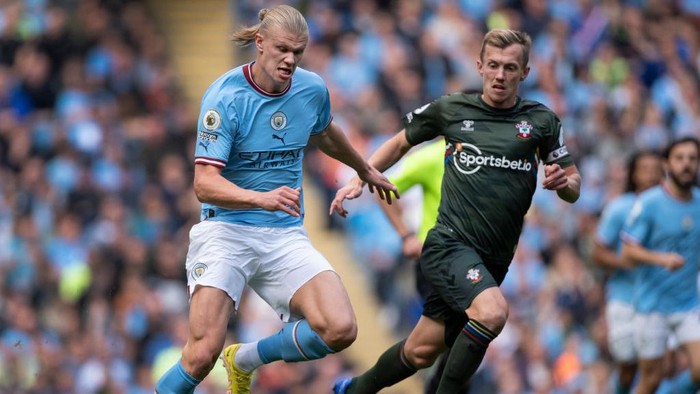 MANCHESTER, ENGLAND - OCTOBER 08: Erling Haaland of Manchester City and James Ward-Prowse of Southampton in action during the Premier League match between Manchester City and Southampton FC at Etihad Stadium on October 8, 2022 in Manchester, United Kingdom. (Photo by Visionhaus/Getty Images)