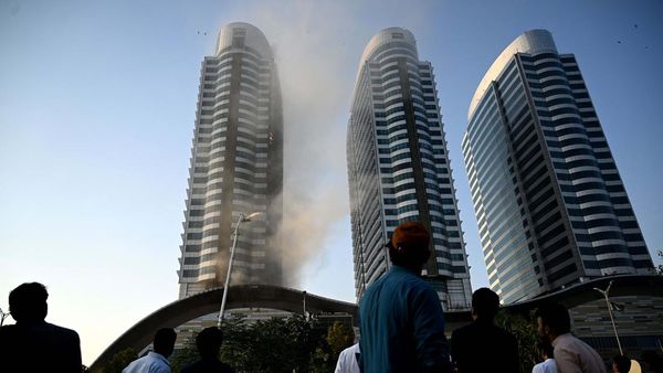Foto-foto Gedung Pencakar Langit di Pakistan Terbakar