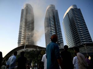 Foto-foto Gedung Pencakar Langit di Pakistan Terbakar