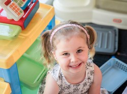 Gadis Kecil Ini Akhirnya Punya Telinga Baru yang Dicetak dengan Model Telinga Ibunya