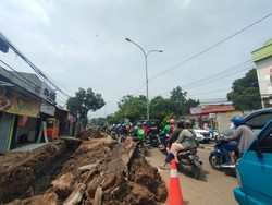 Sebabkan Macet, Proyek Drainase-Trotoar Jl Kartini Depok Kelar 16 Desember
