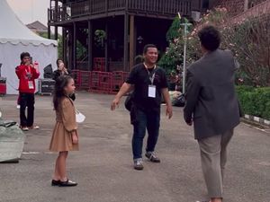 Bikin Iri! Gempita Main Layangan Bareng Ardhito Pramono di Sela Konser Bikin Iri! Gempita Main Layangan Bareng Ardhito Pramono di Sela Konser