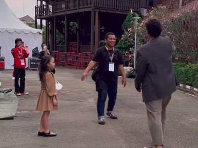 Bikin Iri! Gempita Main Layangan Bareng Ardhito Pramono di Sela Konser