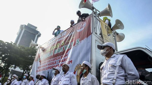 GNPR Salat Gaib dan Menyerukan Tritura di Patung Kuda