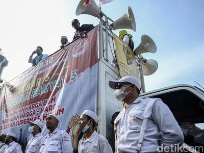 GNPR Salat Gaib dan Menyerukan Tritura di Patung Kuda