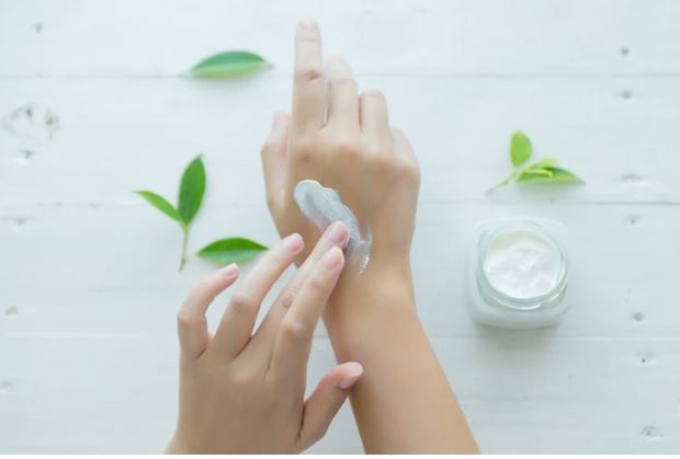 Moisturizer di atas tangan