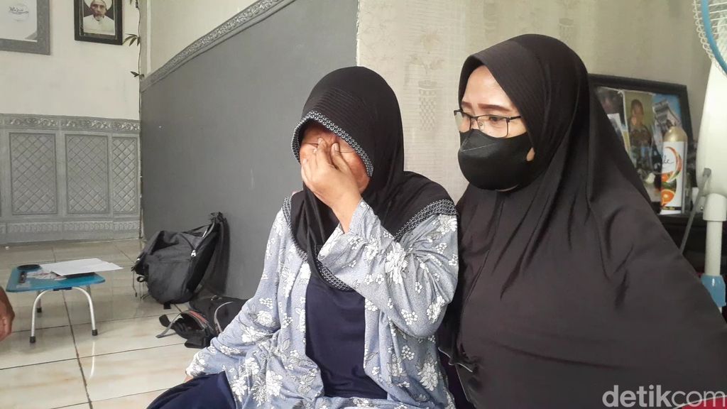 Ibu Novita Kurnia Putri, Nani Muldiani (kiri, tanpa masker) saat ditemui di rumah duka, Pudakpayung, Semarang, Senin (10/10/2022).