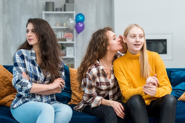 Ilustrasi ngomongin orang/Foto: Freepik/Freepik Ilustrasi ngomongin orang/Foto: Freepik/Freepik