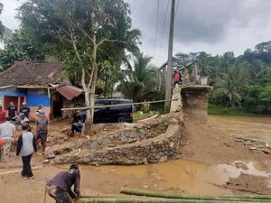 Jembatan Penghubung Bayah-Panggarangan di Lebak Putus Diterjang Banjir