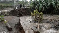 Jembatan di Banyumas Ambruk Tergerus Banjir