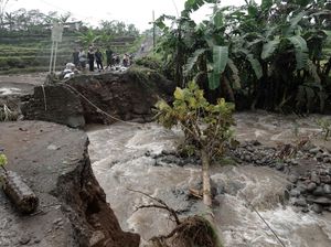 Jembatan di Banyumas Ambruk Tergerus Banjir Jembatan di Banyumas Ambruk Tergerus Banjir