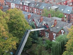 Misterius! Jenazah Ditemukan di Atap Rumah, Evakuasi Bikin Jalur Wisata Tutup