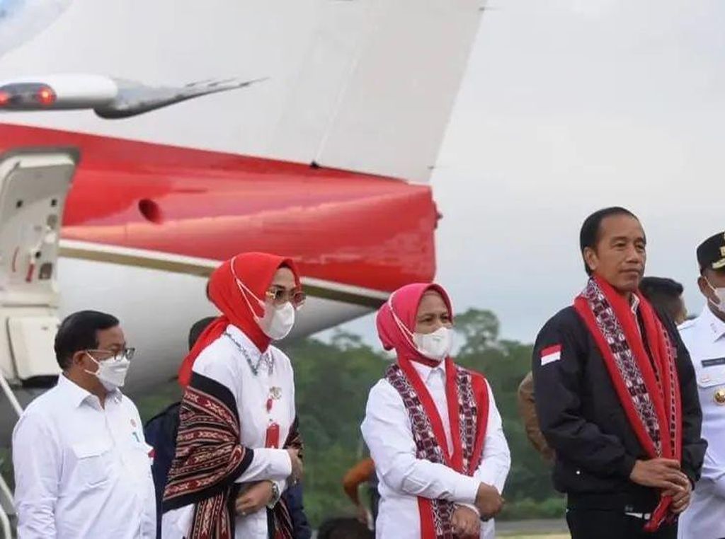 Kisah di Balik Syal Penyambutan Jokowi di Tanimbar, Dikebut 3 Hari!