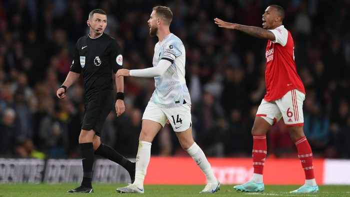 LONDON, ENGLAND - OCTOBER 09: Jordan Henderson of Liverpool speaks to Referee Michael Oliver during the Premier League match between Arsenal FC and Liverpool FC at Emirates Stadium on October 09, 2022 in London, England. (Photo by Shaun Botterill/Getty Images)