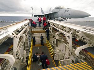 Kapal Induk Terbesar dan Tercanggih AS Akhirnya Unjuk Gigi Kapal Induk Terbesar dan Tercanggih AS Akhirnya Unjuk Gigi