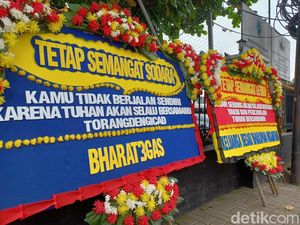 Karangan Bunga Semangati Bharada E Berjejer di PN Jaksel