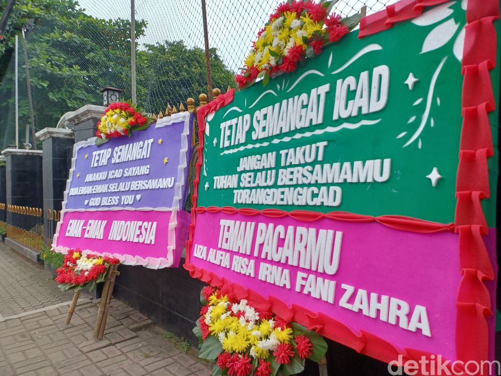 Karangan bunga Bharada E di PN Jaksel