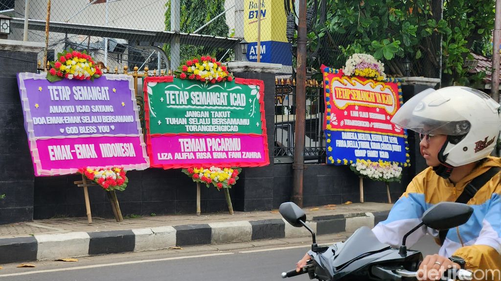 Sejumlah karangan bunga menyemangati Bharada E berjejer di depan PN Jaksel, Senin, 10/10/2022.