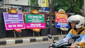 Karangan Bunga Dukungan untuk Bharada E Penuhi Trotoar PN Jaksel