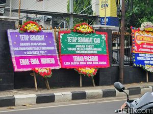 Karangan Bunga Dukungan untuk Bharada E Penuhi Trotoar PN Jaksel
