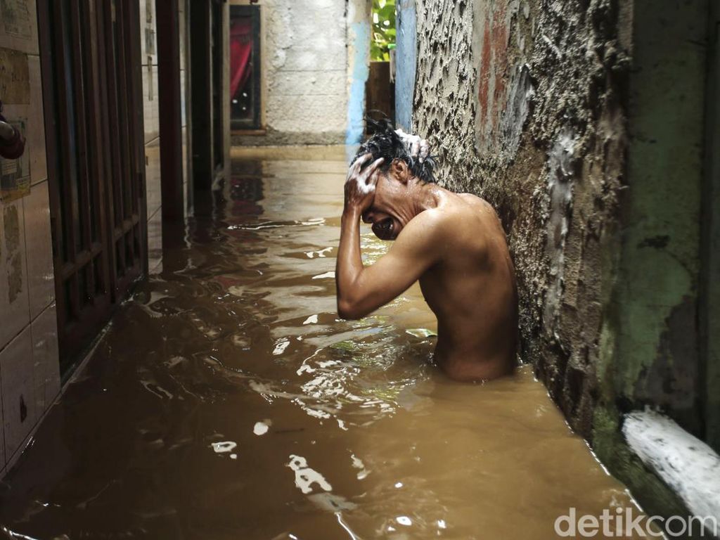 Cerita dari Kampung Melayu: Banjir Seleher 4 Kali Seminggu tanpa Mengungsi